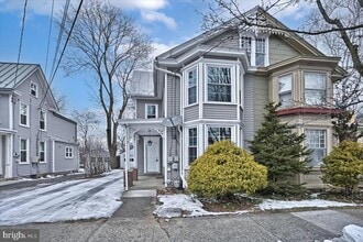 Building Photo - 413 W Louther St