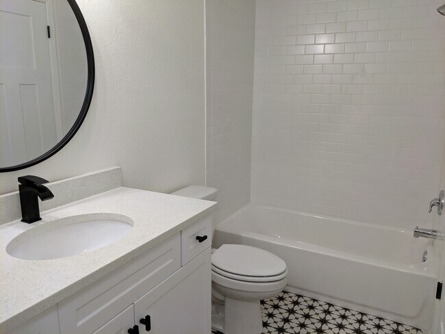 Building Photo - Completely Updated 2 Bedroom