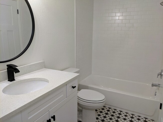 Foto del edificio - Completely Updated 2 Bedroom