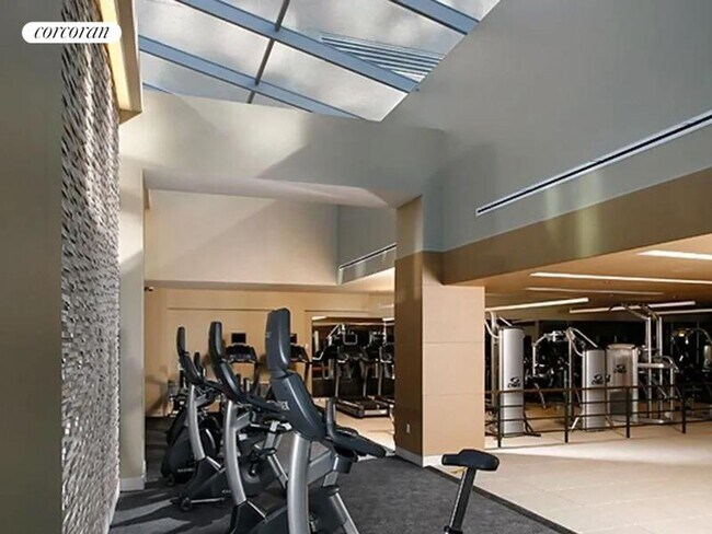 Foto del edificio - 505 W 37th St