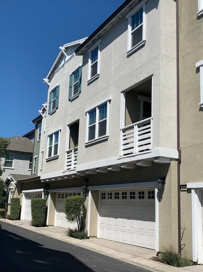 Foto del edificio - Updated 3 Bedroom Townhome in Tustin