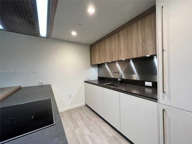 Building Photo - 1000 Brickell Plz