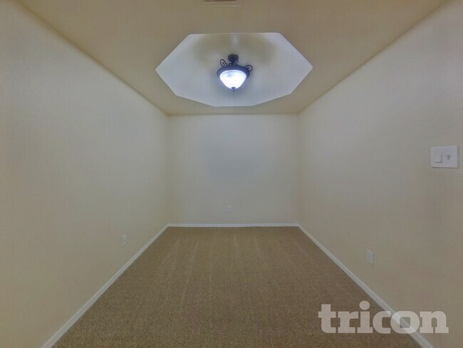 Building Photo - 1880 E Morten Ave