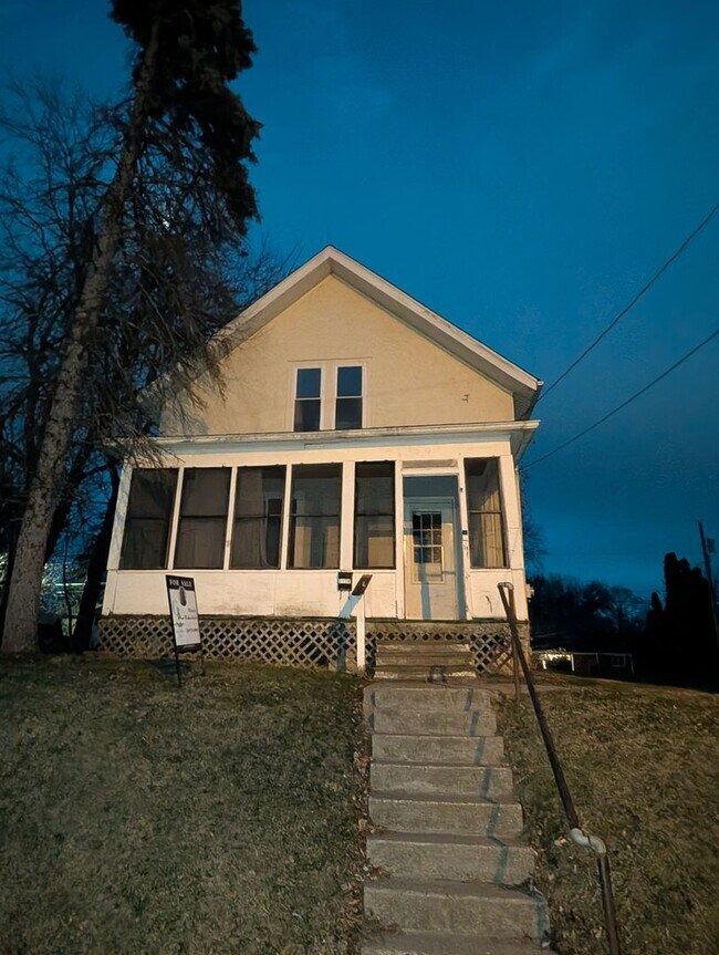 Foto del edificio - Charming 3 Bedroom Home with Screened Porch and 2 Car Garage