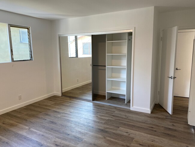 Building Photo - 120 S Manhattan Pl
