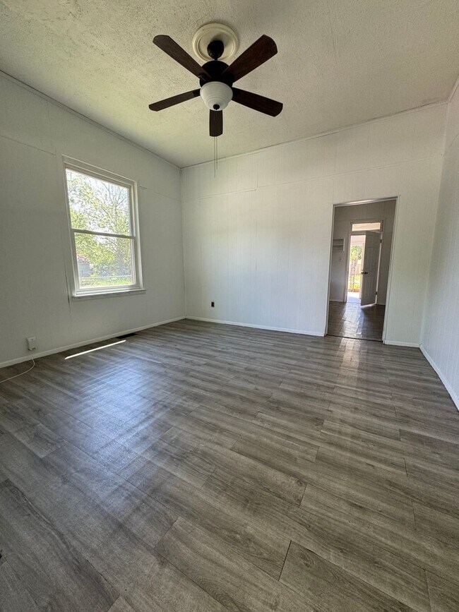 Foto del edificio - Cute 2 bedroom 1 bath home with so much sp...