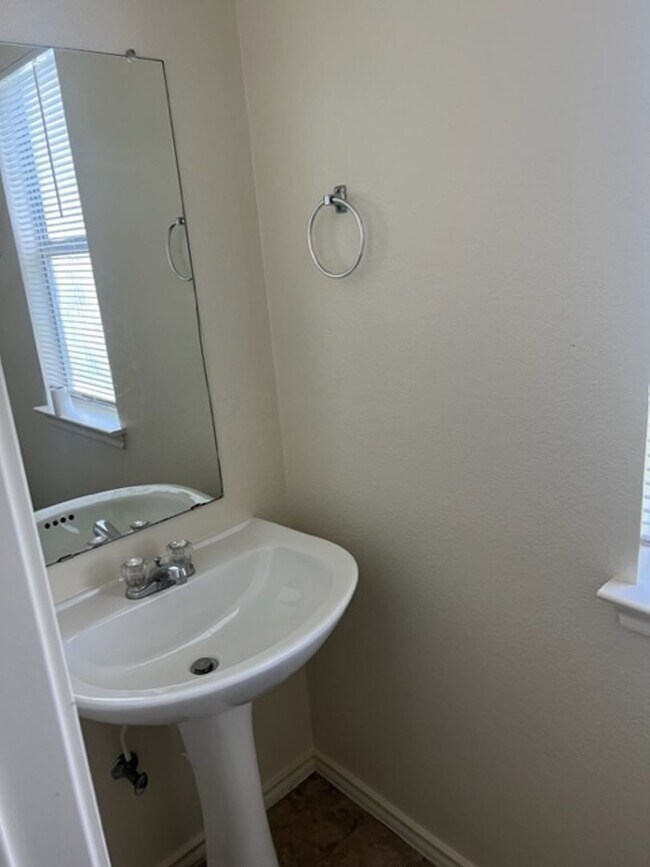 Building Photo - 913