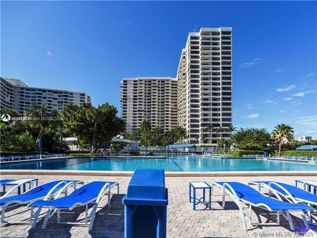 Building Photo - 2500 Parkview Dr