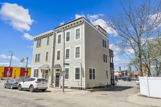 Building Photo - 105 D St