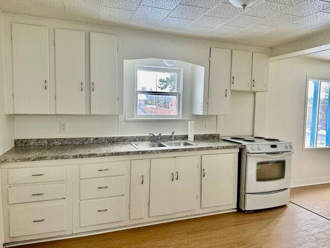 Building Photo - Hard to find 1 bdrm, 1 bath house with att...
