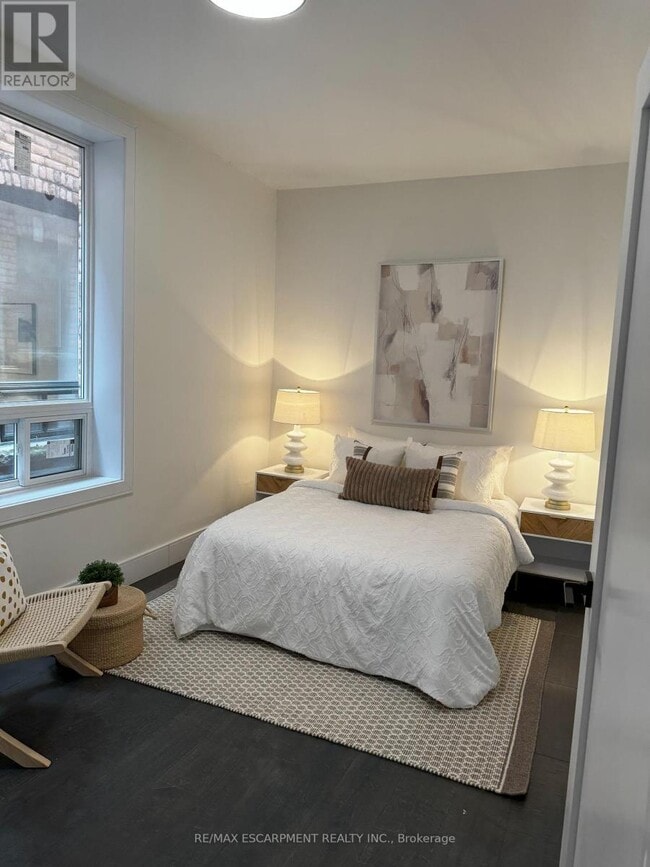 Building Photo - 7 Barton St E