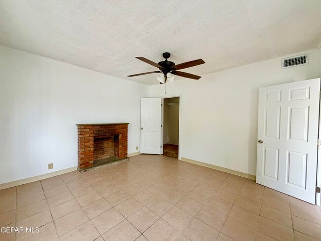 Building Photo - 418 S Estrella St