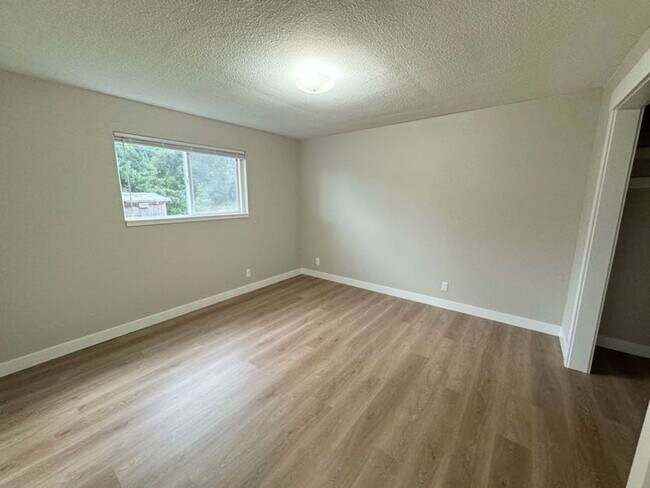 Building Photo - Completely Renovated 2 Bed, 1 Bath Oversized Apartment