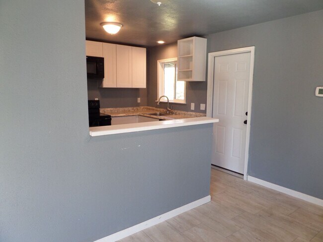 Foto del edificio - Super Cute & Updated 3 Bedroom House FOR R...