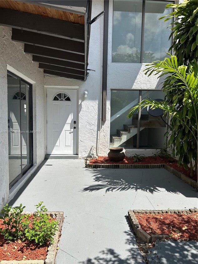 Primary Photo - 11005 SW 70th Terrace