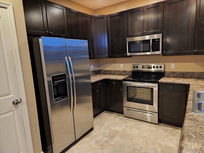 Foto del edificio - 19460 Gail Ave