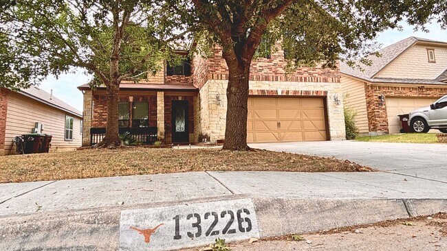 Building Photo - MUST SEE! GORGEOUS 3 Bedroom / 2.5 Bath Ho...