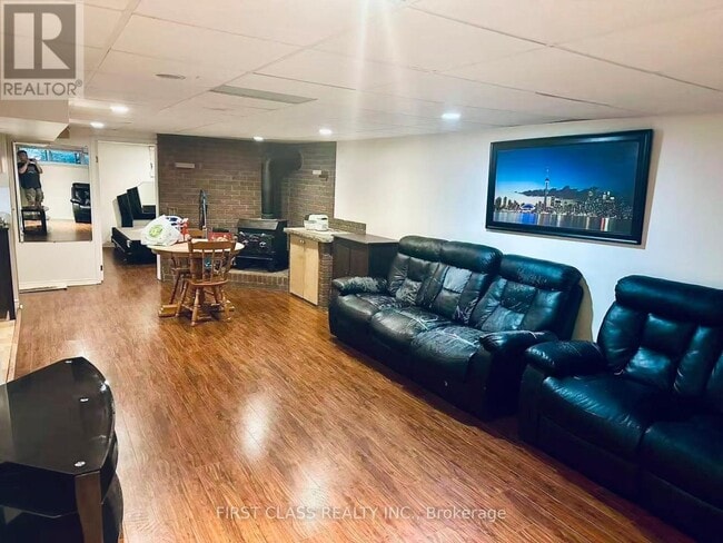 Building Photo - 28 Collins Crescent