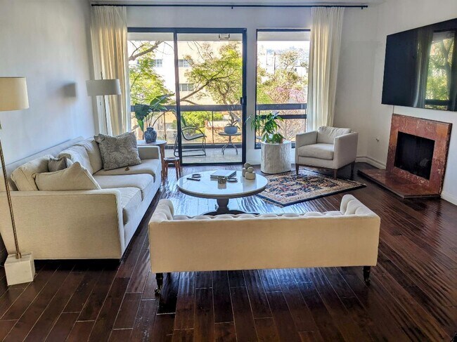 Foto del edificio - 324 N Palm Dr
