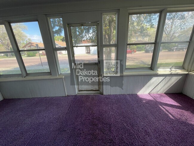 Foto del edificio - 509 E 1st- 3 bedroom single story house