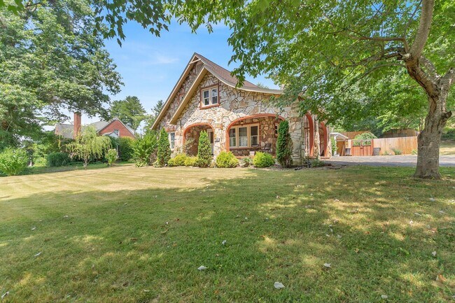 Foto del edificio - 1688 Overhill Rd