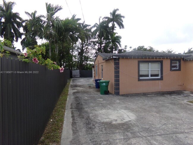 Foto del edificio - 9748 Little River Dr