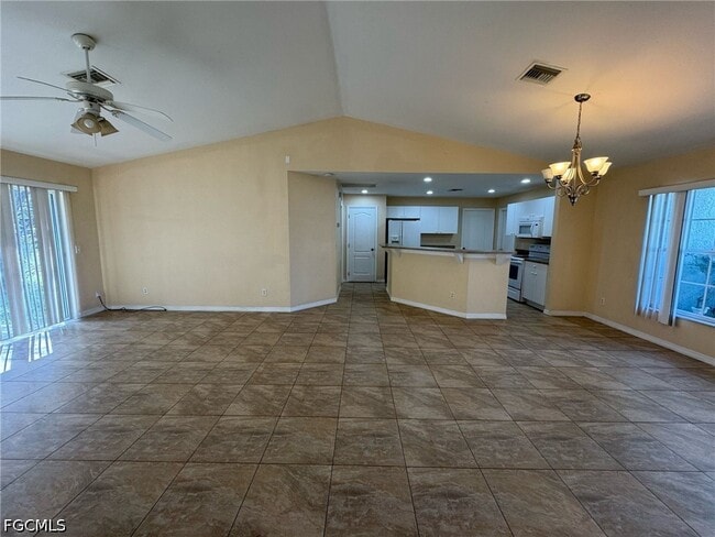 Foto del edificio - 224 Kismet Pkwy E