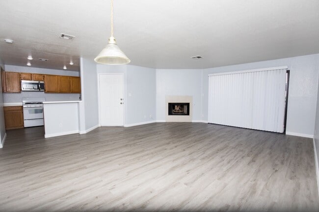 Building Photo - Available Now! 1 Bedroom Corner Condo