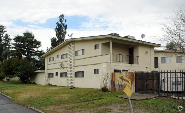 Building Photo - Sandlewood East