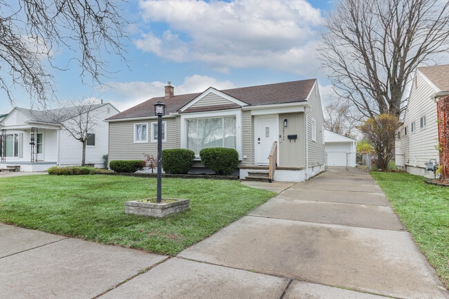 Building Photo - 29744 Rosslyn Ave