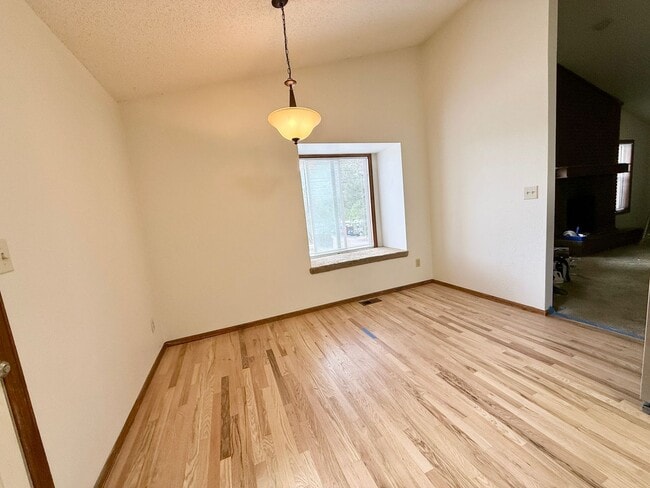 Foto del edificio - Beautifully Updated 5 Bedroom Rockrimmon Ranch Home Backing to Open Space