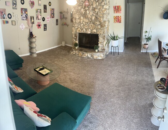 Foto del edificio - **Available April 10th**Charming 2 BD 1 Ba...