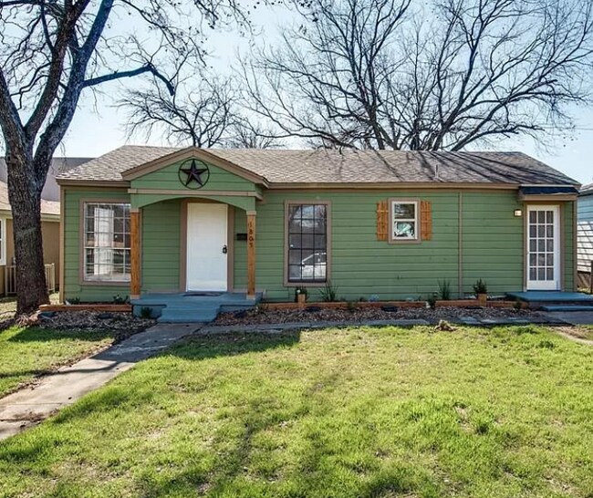 Building Photo - 1805 NW Dallas St
