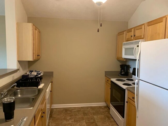Foto del edificio - 3 bed 3 bath student and family housing ap...