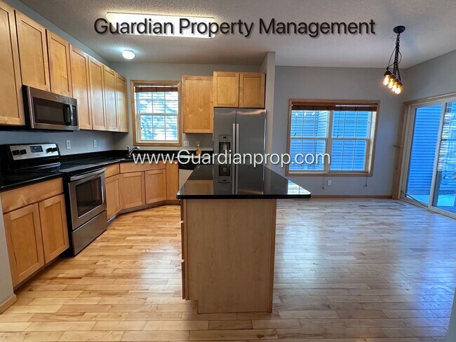 Foto del edificio - Hopkins Single Family Home, 2 Car Garage, Office, Gas Fireplace, Primary Suite