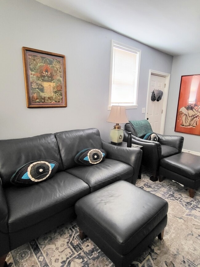 Living - 1618 N Rockwell St