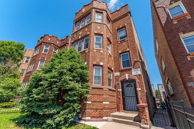 Building Photo - 1121 N Leclaire Ave