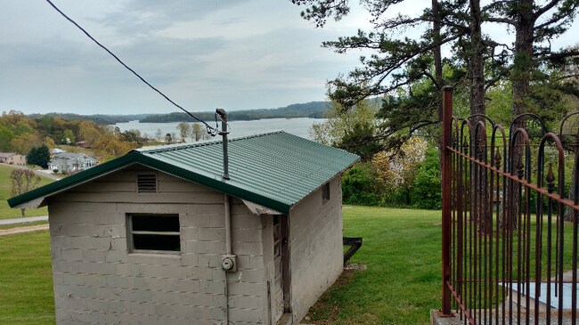 Building Photo - 4651 Lakeshore Dr
