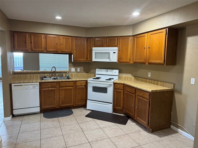 Building Photo - 333 Forest Hills Dr