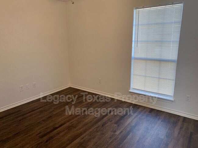 Building Photo - 701 Miracle Ln