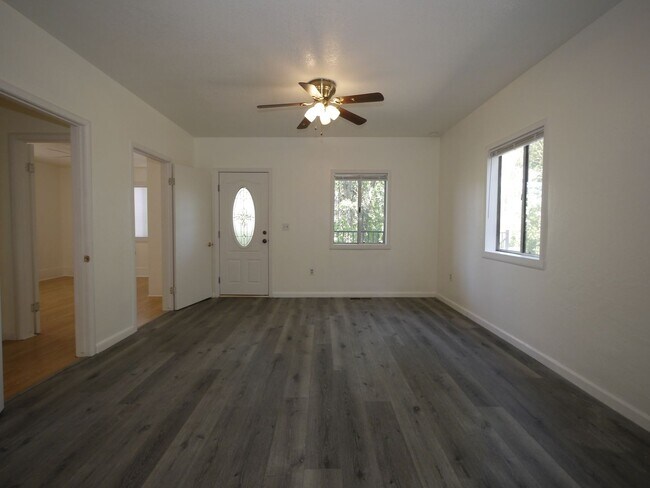 Foto del edificio - Remodeled 115 year old home in quite area of Ione.
