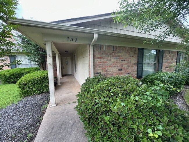 Foto del edificio - Spacious Midway ISD Home