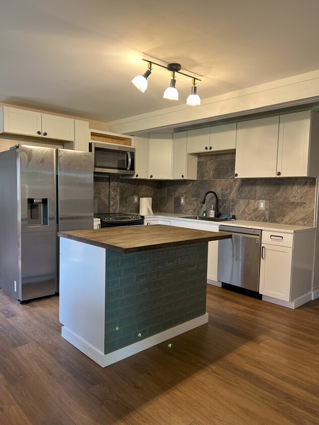 Primary Photo - 720-720 Mehani St