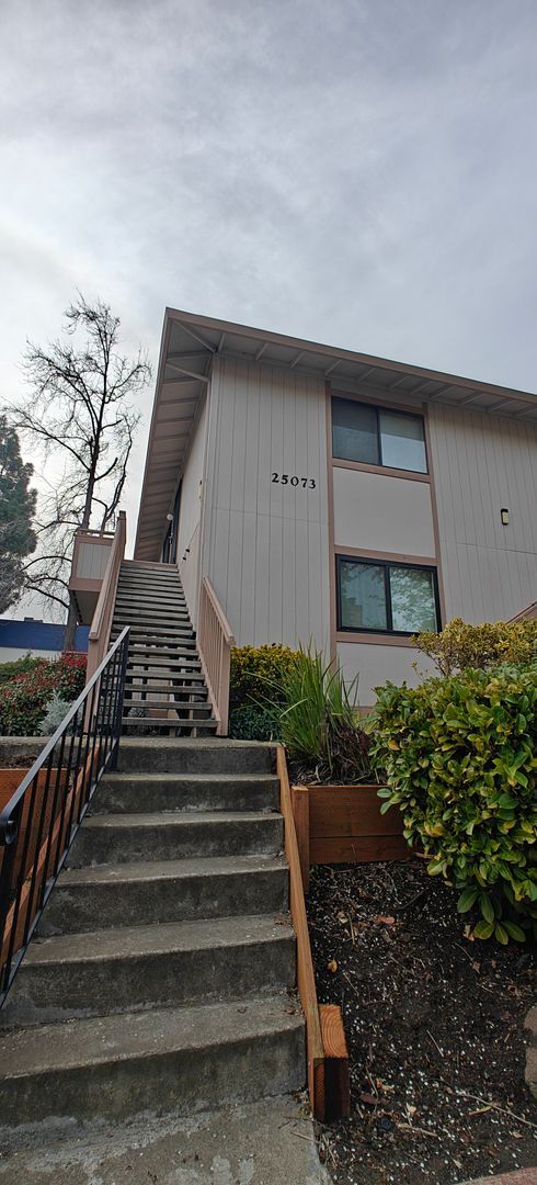 Building Photo - Excellent Location - Hayward 2 beds 2 bath...