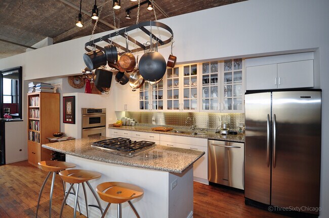 Building Photo - This bright & cozy SE corner 2B 1.5B loft ...
