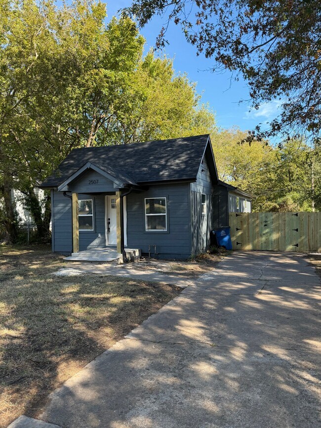 Foto del edificio - 2507 N Rockford Ave