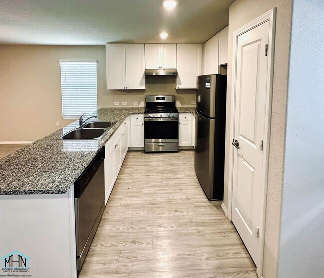 Building Photo - Bright & Move-In Ready 3 Bed / 2 Bath Home...