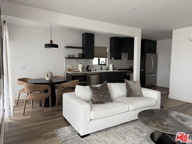 Foto del edificio - 3305 Ocean Front Walk