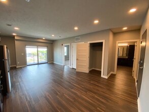 Building Photo - Centerline