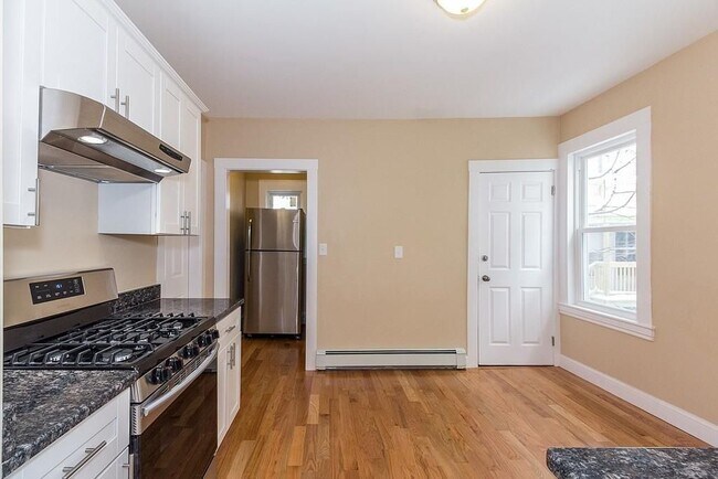 Eat-In Kitchen w Pantry - 11 Joseph St